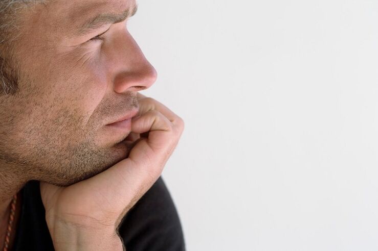 Ένας άντρας σκέφτεται τη μεγέθυνση του πέους