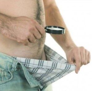 Ένας άντρας κοιτάζει κάτω το παντελόνι του και θέλει να μεγεθύνει το πέος του με τζελ